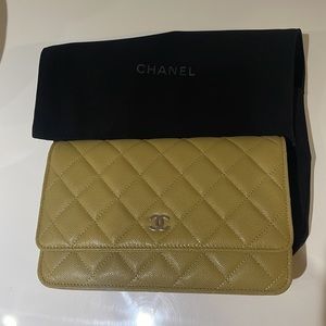 CHANEL
Caviar Quilted Wallet On Chain